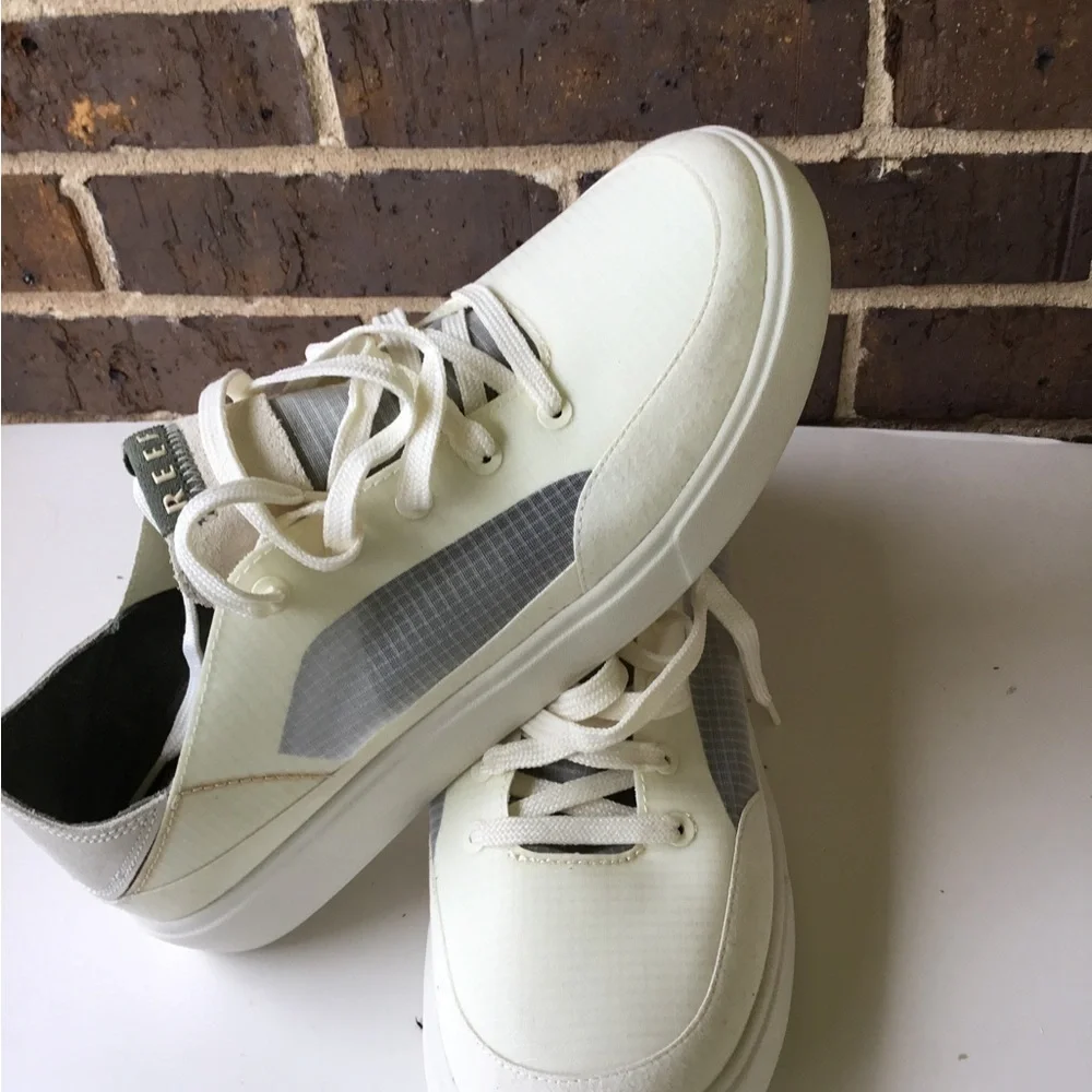 Reef Men's Lace-Up Sneaker in Off-White and Gray